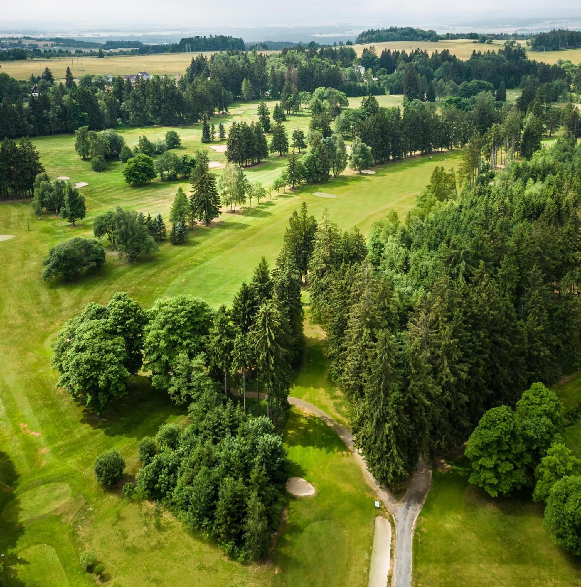 Falkensteiner Spa Resort Marianske Lazne Exterior foto Aerial view of the golf course