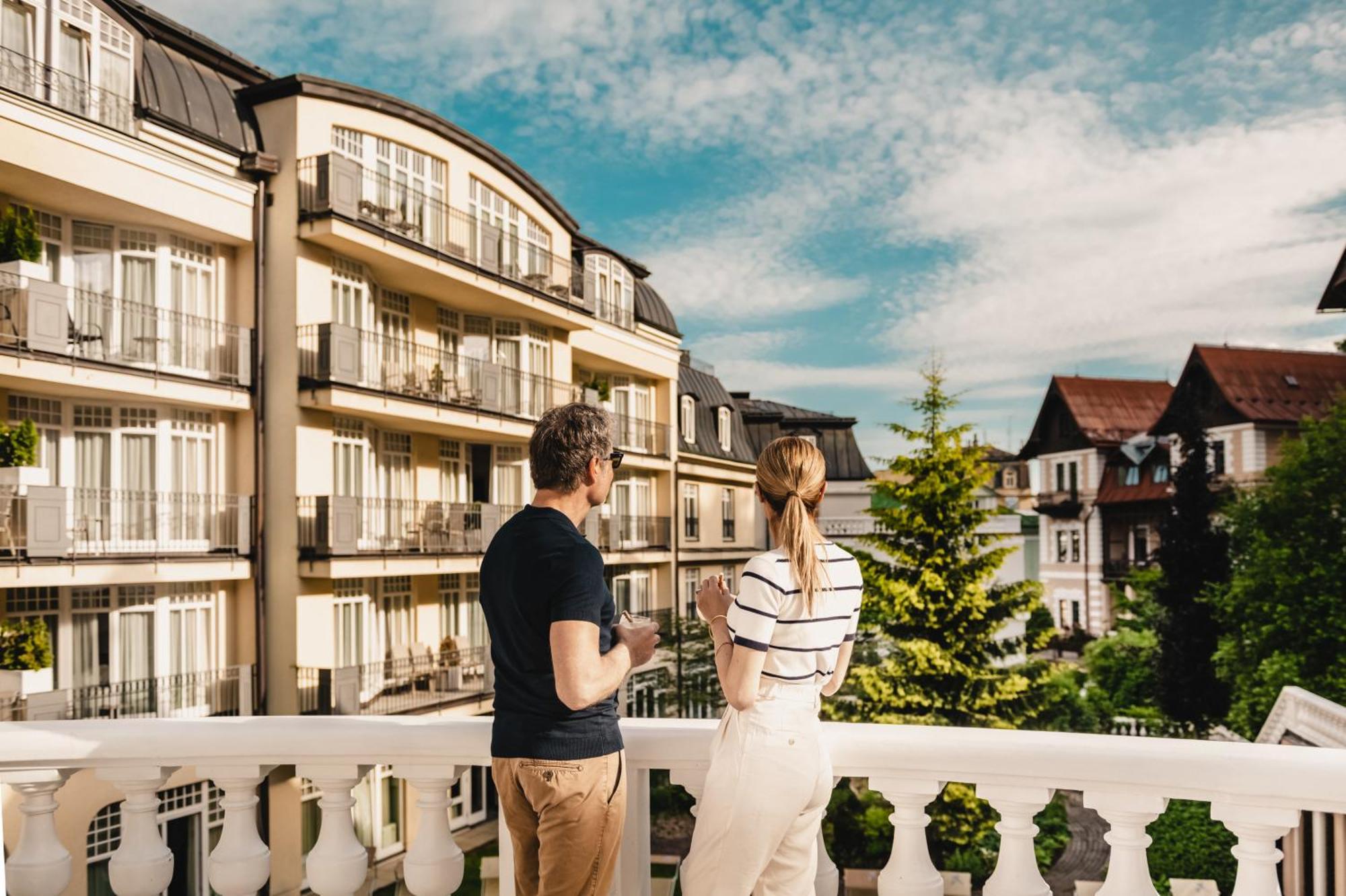 Falkensteiner Spa Resort Marianske Lazne Exterior foto The view from the balcony of the hotel