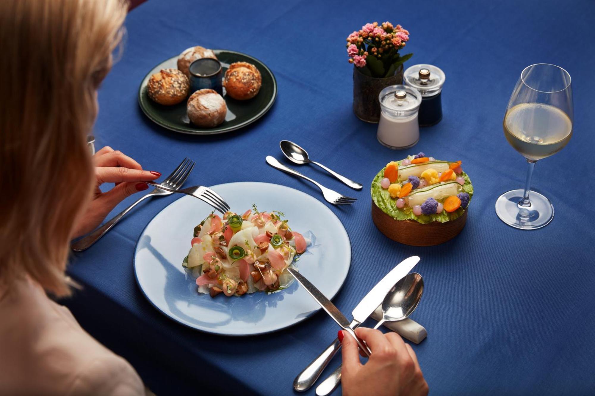 Falkensteiner Spa Resort Marianske Lazne Exterior foto A woman eating with a knife and fork