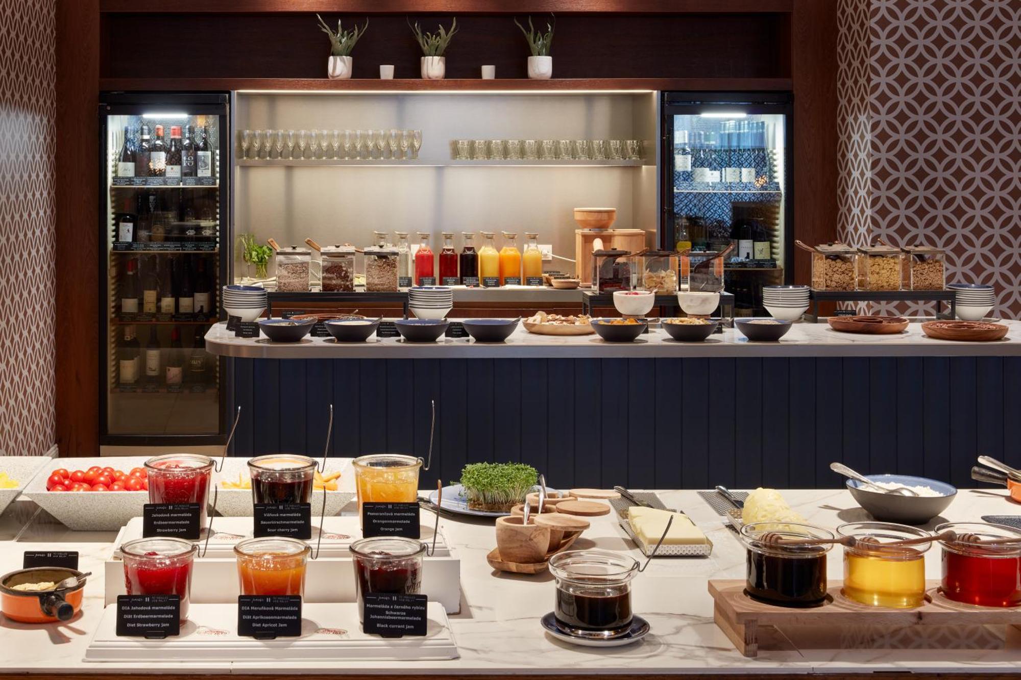 Falkensteiner Spa Resort Marianske Lazne Exterior foto A buffet at a hotel