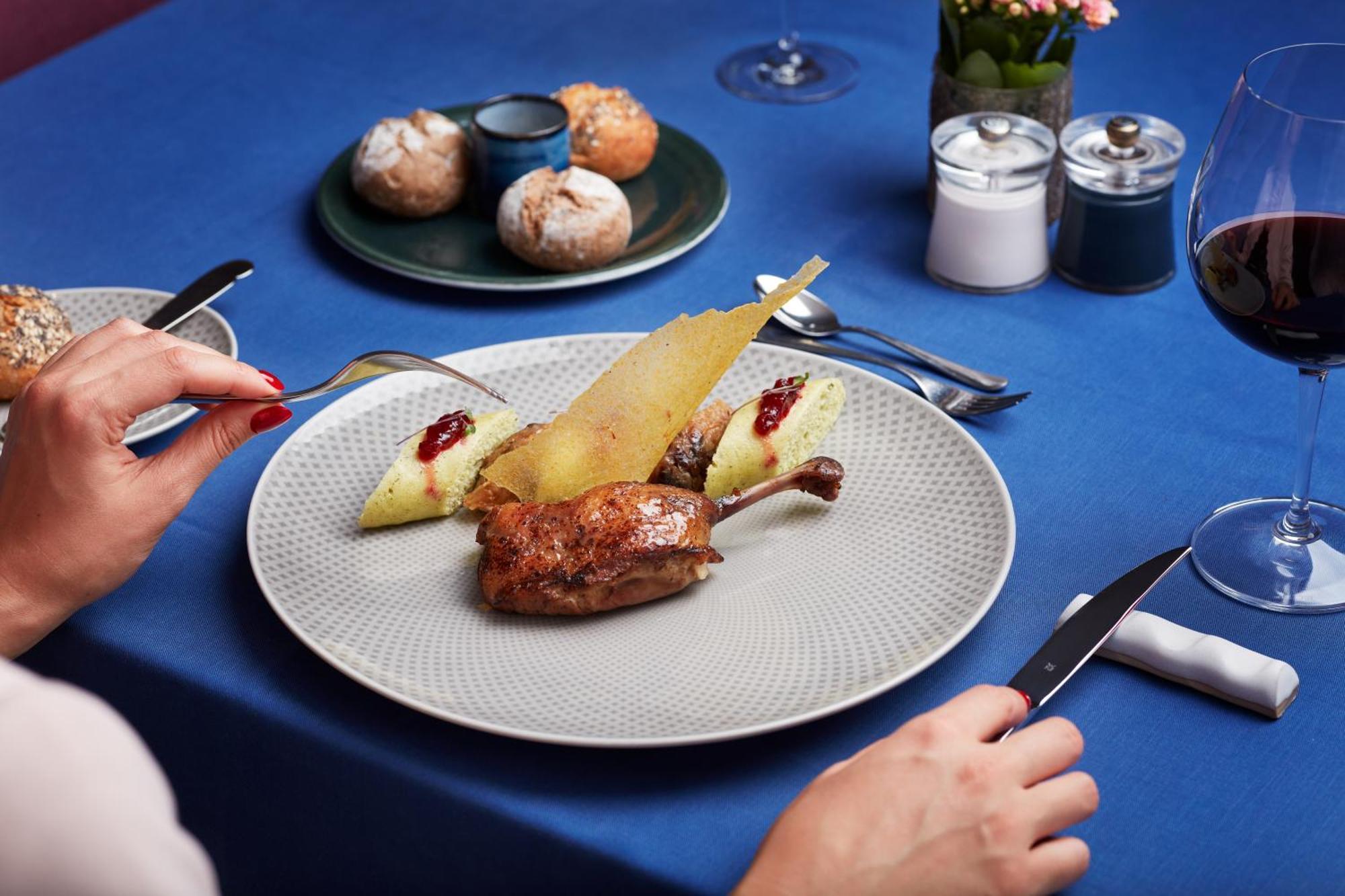 Falkensteiner Spa Resort Marianske Lazne Exterior foto A duck confit with pear and red wine